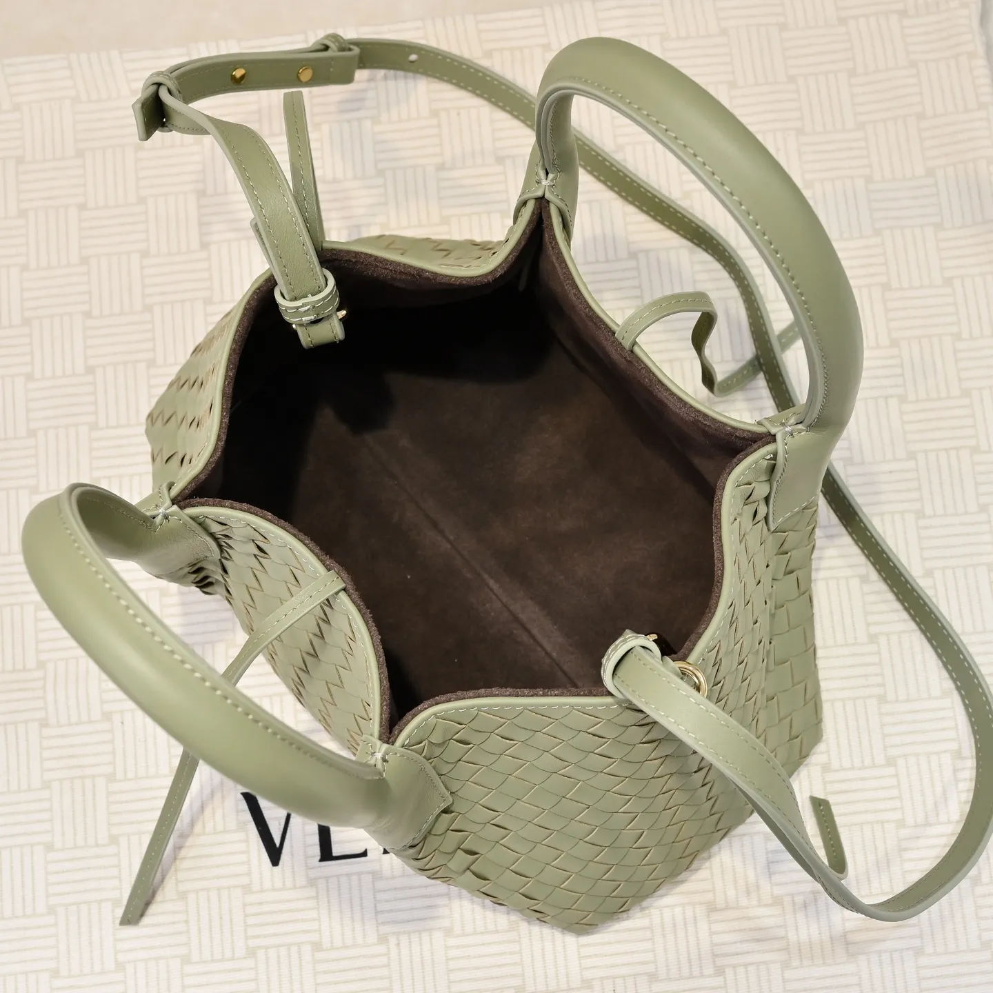 Batch 1760 BOTTEGA VENETA 2025 new product pinacoteca has super soft leather, and the weaving function, practicality and relaxed fashion sense have not fallen behind❤️‍🔥Amway has given sisters a must-have bag when going out. The size of the bag also accurately meets the commuting needs of urban beauties. It can accommodate mobile phones, keys, lipstick, powder, sunscreen, shopping bags...all of it! ! ! 🔥The capacity should not be underestimated~ It does not choose people, clothes, or occasions. With its majestic curved outline, exquisite woven texture, delicate edges and rounded handles, this woven vegetable basket bag truly achieves the goal of "dressing up and being fashionable without getting in the way"~ Are you interested in Jimei? Style number: 9004 Size: 24*15*12cm